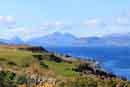 Blick vom Vorgarten auf den Cuillin of Skye und Raasay